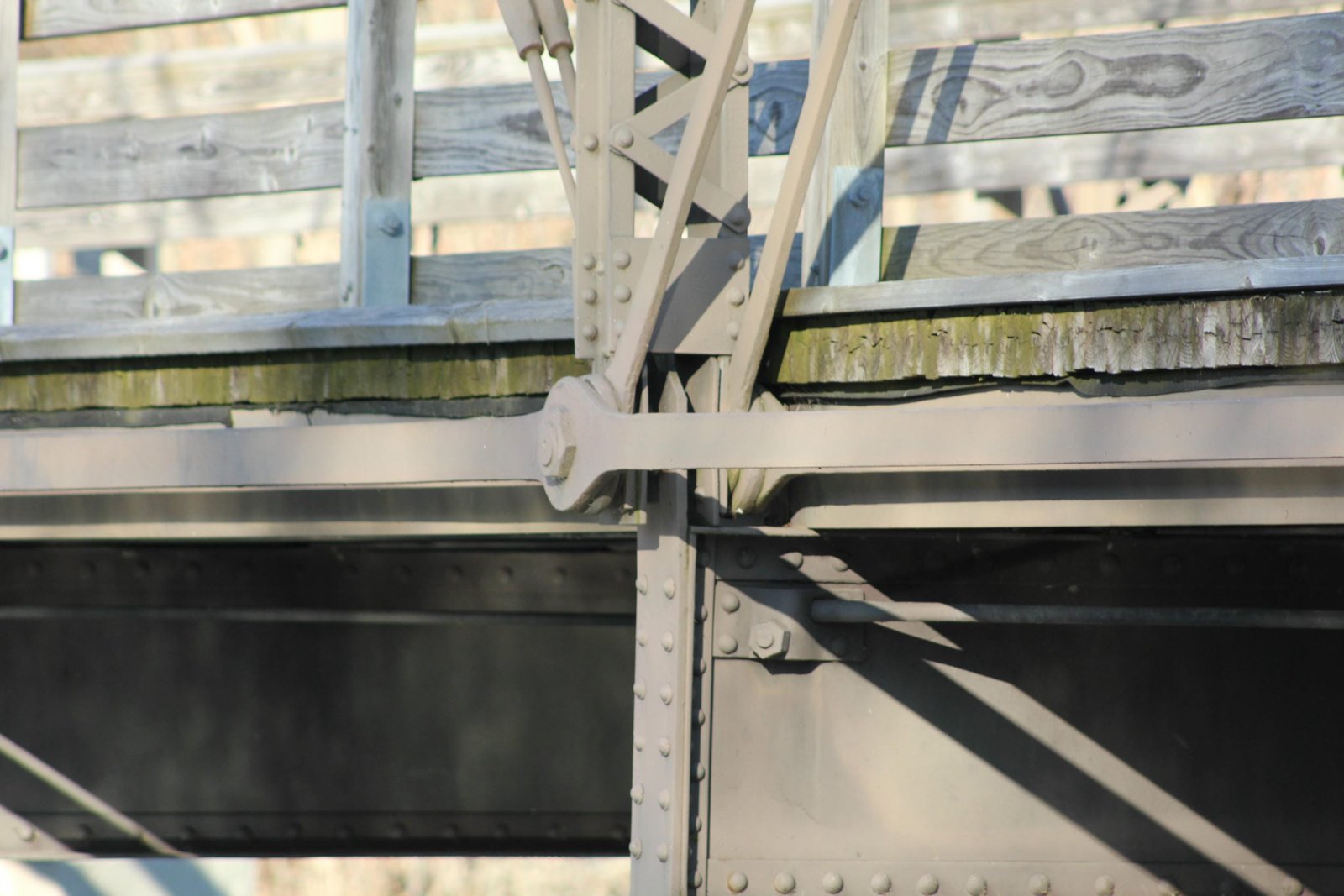 Lower connection, through truss span